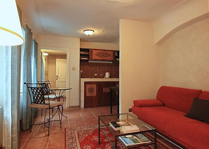 Cool 1 Bedroom Prokopska Apartment In Mala Strana